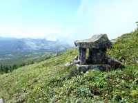 祠のある登山道