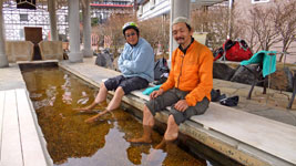足湯とプリンスランド大通り