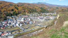 笹平の崖上から万座・鹿沢口駅周辺を見下ろす